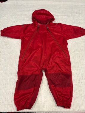 Tuffo Red Kids Waterproof Hooded Rainsuit 
Size estimated 18-24 months